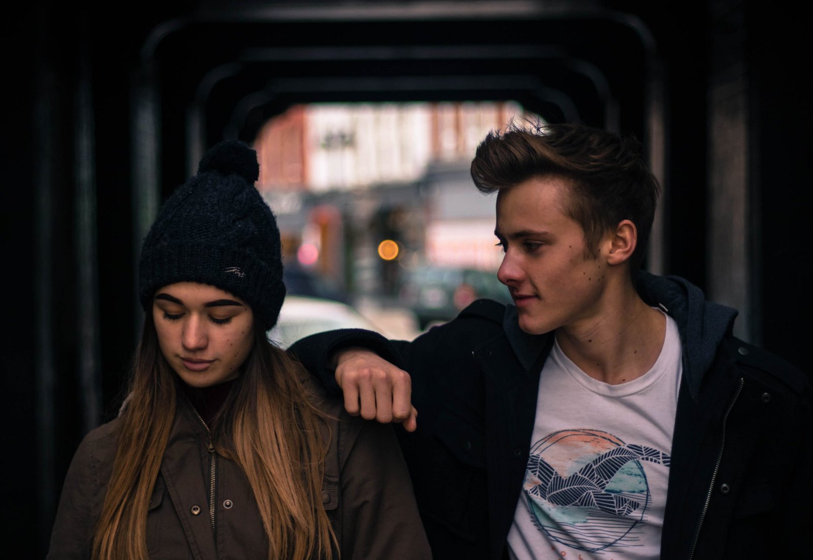 7 signs of a codependent relationship between a man and scaled