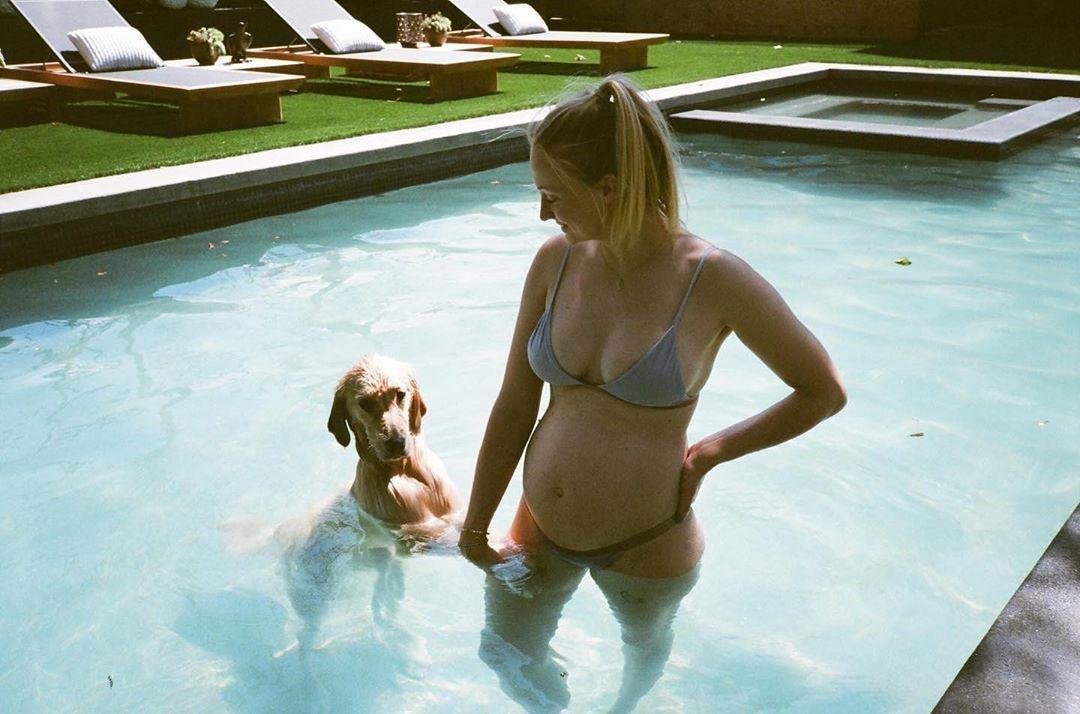 Sophie Turner showed cute pregnant photos in a swimsuit