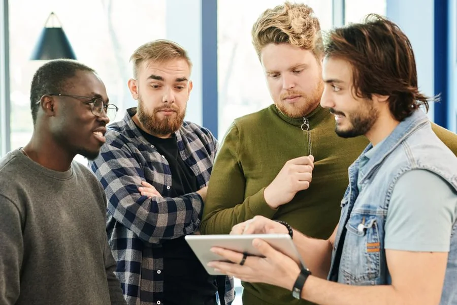 IT support team discussing network metrics during a project meeting